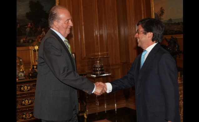 Don Juan Carlos recibe el saludo del presidente del Banco Interamericano de Desarrollo, Luis Alberto Moreno Mejía