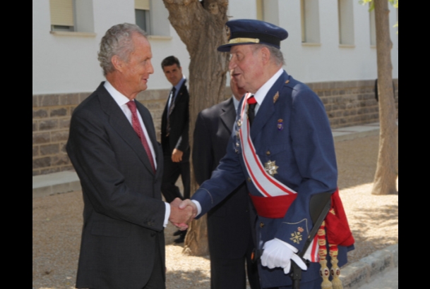 Don Juan Carlos recibe a su llegada el saludo del ministro de Defensa, Pedro Morenés