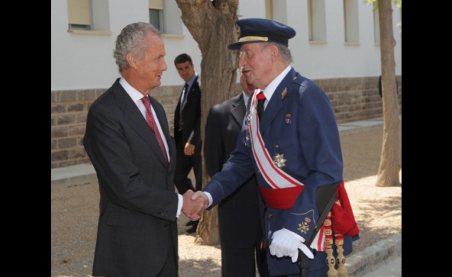 Don Juan Carlos recibe a su llegada el saludo del ministro de Defensa, Pedro Morenés