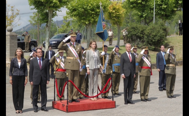 Sus Altezas Reales los Príncipes de Asturias durante la interpretación del Himno Nacional