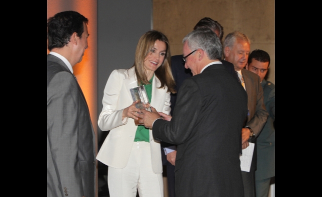Doña Letizia entrega la medalla de oro Mike Price al Doctor José Baselga