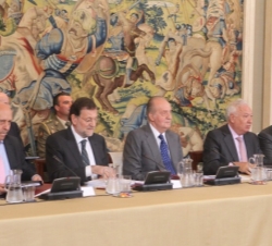 Don Juan Carlos, junto al presidente del Gobierno, el ministro de Asuntos Exteriores y Cooperación, el ministro de Educación, Cultura y Deporte y el m
