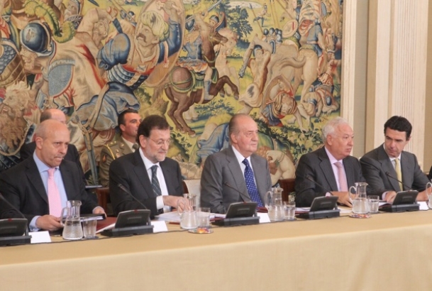 Don Juan Carlos, junto al presidente del Gobierno, el ministro de Asuntos Exteriores y Cooperación, el ministro de Educación, Cultura y Deporte y el m