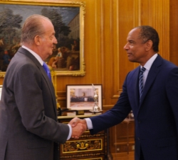Su Majestad el Rey recibe el saludo del presidente y consejero delegado de American Express Company, Kenneth I. Chennault