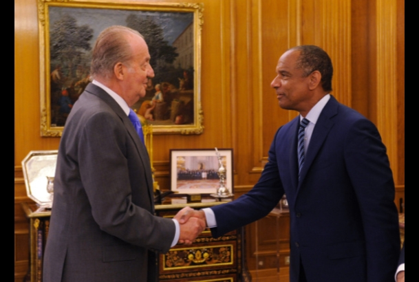 Su Majestad el Rey recibe el saludo del presidente y consejero delegado de American Express Company, Kenneth I. Chennault