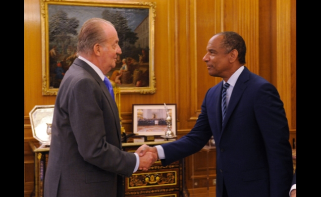 Su Majestad el Rey recibe el saludo del presidente y consejero delegado de American Express Company, Kenneth I. Chennault