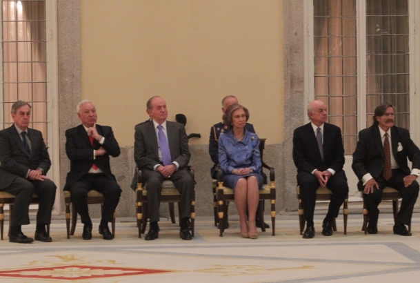Sus Majestades acompañados por el ministro de Asuntos Exteriores y Cooperación, José Manuel García-Margallo; el presidente del Consejo de Administraci