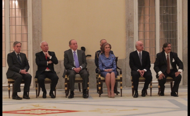Sus Majestades acompañados por el ministro de Asuntos Exteriores y Cooperación, José Manuel García-Margallo; el presidente del Consejo de Administraci