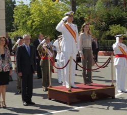 Sus Altezas Reales los Príncipes de Asturias reciben honores a su llegada a la Escuela de Suboficiales de la Armada