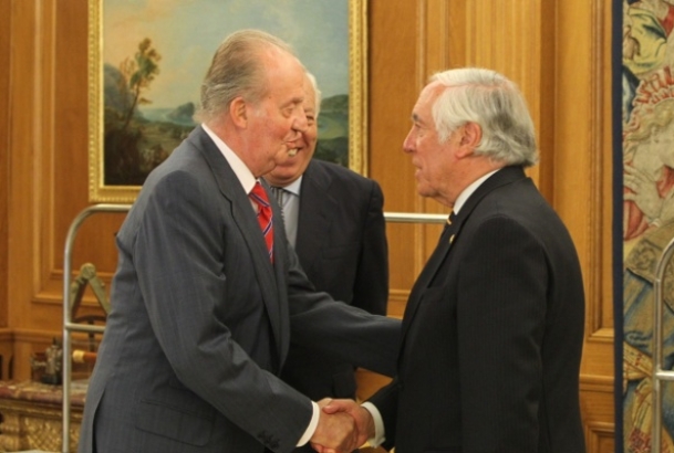 Don Juan Carlos felicita al Sr. Espinosa de los Monteros, en presencia del ministro García-Margallo