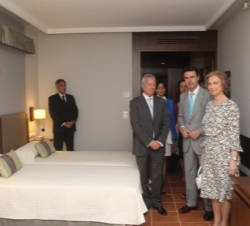 Doña Sofía visita una de las habitaciones del Parador