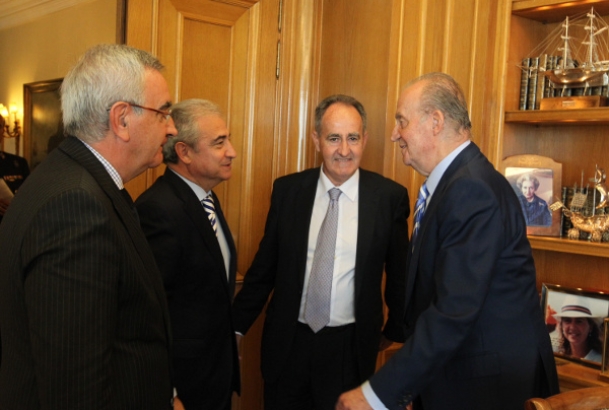 Don Juan Carlos conversa con los asistentes a la audiencia
