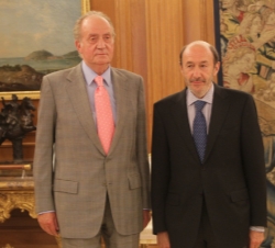 Don Juan Carlos junto al secretario general del Partido Socialista Obrero Español, Alfredo Pérez Rubalcaba