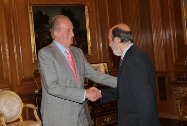 Su Majestad el Rey recibe el saludo de Alfredo Pérez Rubalcaba