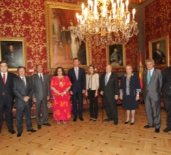Fotografía de grupo junto a el presidente del Congreso de los Diputados, Jesús Posada, el presidente del Senado, Pío García-Escudero, la galardonada R