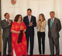 Rocío Antoñanzas de Toledo recibe el reconocimiento de los presentes en la entrega