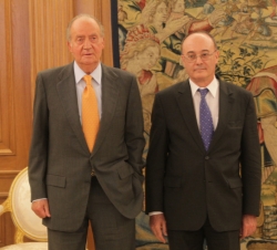 Su Majestad el Rey junto al gobernador del Banco de España durante la audiencia