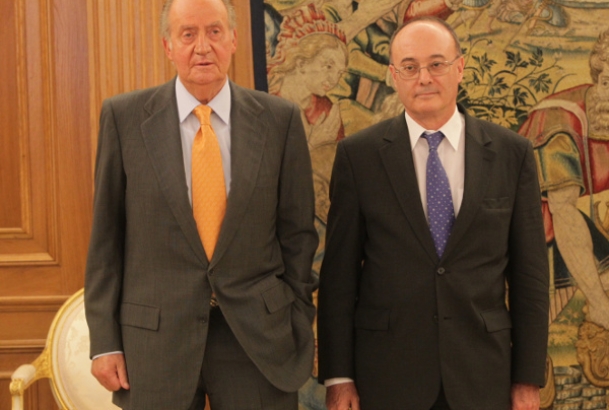 Su Majestad el Rey junto al gobernador del Banco de España durante la audiencia