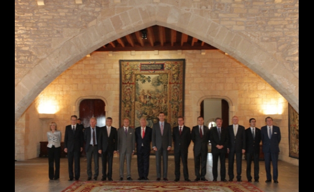 Fotografía de grupo con los ministros de Exteriores asistentes al cuarto encuentro del Grupo de reflexión sobre el futuro de Europa