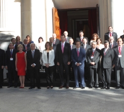 Fotografía de grupo con los participantes en la conferencia