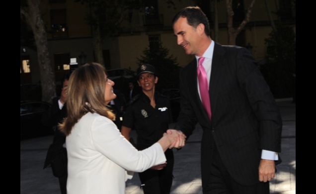 Su Alteza Real el Príncipe de Asturias es recibido a su llegada por la ministra de Empleo y Seguridad Social, Fátima Báñez