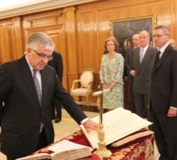 Don Gonzalo Moliner Tamborero promete su cargo como Presidente del Tribunal Supremo y del Consejo General del Poder Judicial durante ante Sus Majestad