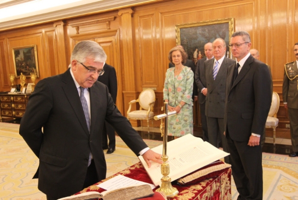 Don Gonzalo Moliner Tamborero promete su cargo como Presidente del Tribunal Supremo y del Consejo General del Poder Judicial durante ante Sus Majestad