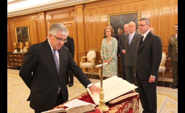 Don Gonzalo Moliner Tamborero promete su cargo como Presidente del Tribunal Supremo y del Consejo General del Poder Judicial durante ante Sus Majestad