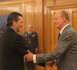Don Juan Carlos recibe el saludo del presidente de Vocento, Enrique de Ybarra e Ybarra