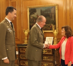 Reunión ordinaria del Pleno del Consejo de Defensa Nacional. Su Majestad el Rey es saludado por la vicepresidenta del Gobierno y ministra de la Presid