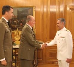 Reunión ordinaria del Pleno del Consejo de Defensa Nacional. Don Juan Carlos recibe el saludo del jefe del Estado Mayor de la Defensa, el almirante ge