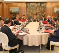 Reunión ordinaria del Pleno del Consejo de Defensa Nacional. Vista general de la mesa presidencial 