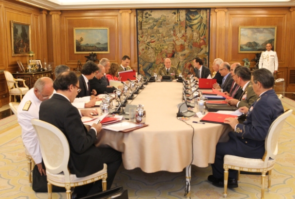 Reunión ordinaria del Pleno del Consejo de Defensa Nacional. Vista general de la mesa presidencial 