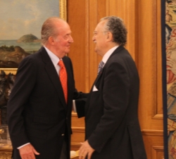 Audiencia a D. Iñaki Azkuna Urreta, alcalde de Bilbao. Don Juan Carlos recibe el saludo del alcalde de Bilbao, Iñaki Azkuna Urreta
