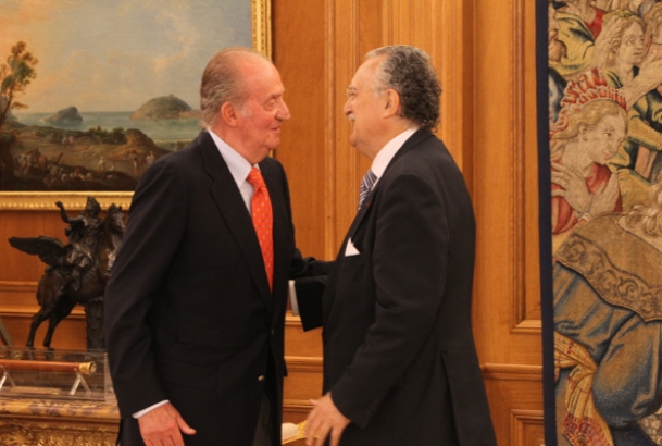 Audiencia a D. Iñaki Azkuna Urreta, alcalde de Bilbao. Don Juan Carlos recibe el saludo del alcalde de Bilbao, Iñaki Azkuna Urreta