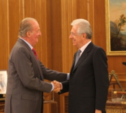 Audiencia al Sr. Mario Monti, Presidente del Consejo de Ministros de Italia. Su Majestad el Rey recibie el saludo del Presidente del Consejo de Minist