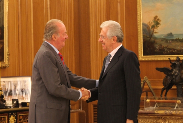 Audiencia al Sr. Mario Monti, Presidente del Consejo de Ministros de Italia. Su Majestad el Rey recibie el saludo del Presidente del Consejo de Minist