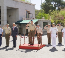 Visita al Estado Mayor de la Defensa. Su Majestad el Rey durante los Honores