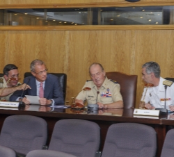 Visita al Estado Mayor de la Defensa. Don Juan Carlos junto al ministro de Defensa, Pedro Morenés Eulate, el jefe de Estado Mayor de la Defensa, Ferna