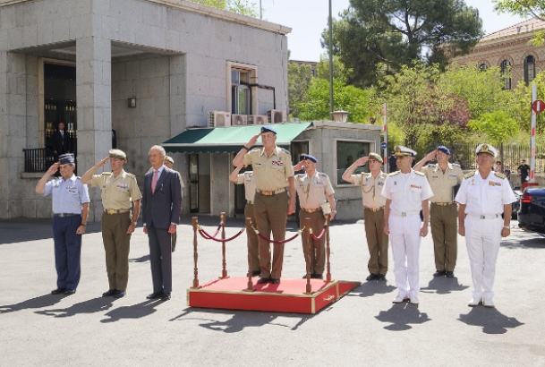 Visita al Estado Mayor de la Defensa. Su Majestad el Rey durante los Honores