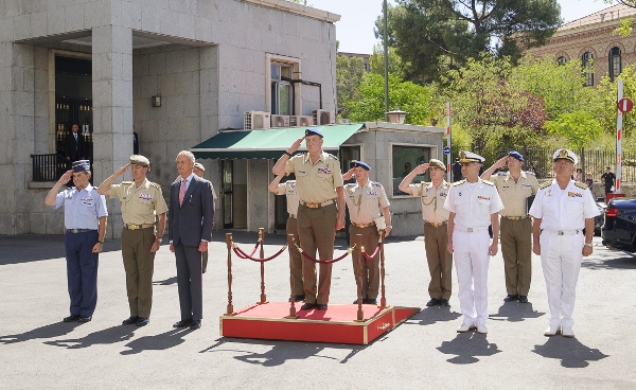 Visita al Estado Mayor de la Defensa. Su Majestad el Rey durante los Honores