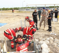 Visita al II Batallón de Intervención de Emergencias de la Unidad Militar de Emergencias (UME). Don Felipe observa una simulación de rescate en terrem