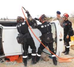 Visita al II Batallón de Intervención de Emergencias de la Unidad Militar de Emergencias (UME). El Príncipe de Asturias observa el desarrollo de una s