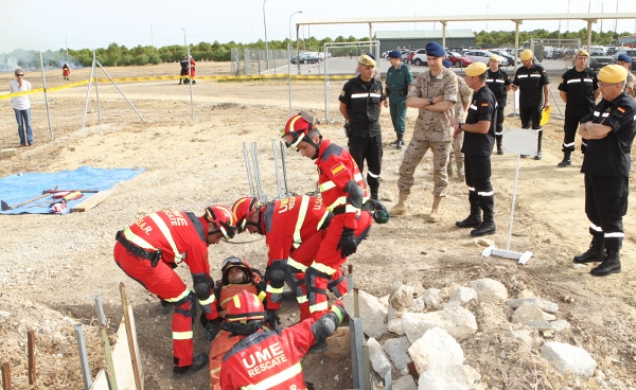 Visita al II Batallón de Intervención de Emergencias de la Unidad Militar de Emergencias (UME). Don Felipe observa una simulación de rescate en terrem