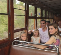 Excursión en el Tren de Sóller. Don Felipe, Doña Letizia y las Infantas Doña Leonor y Doña Sofía, durante el trayecto