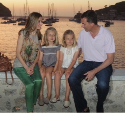 Excursión en el Tren de Sóller. Los Príncipes y sus hijas, en el Puerto de Sóller 