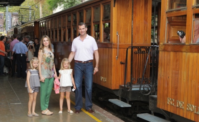 Excursión en el Tren de Sóller. Fotografía de grupo en la Estación de Palma de Mallorca 