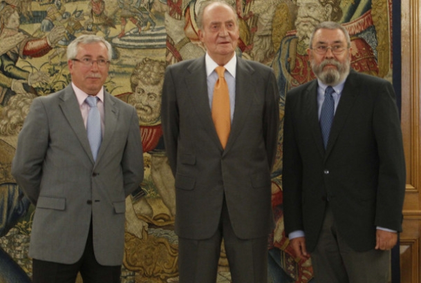 Don Juan Carlos con los secretarios generales de Unión General de Trabajadores y de Comisiones Obreras 