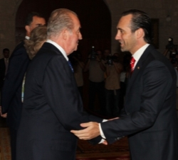 Cena con las autoridades de Baleares. Don Juan Carlos recibe el saludo del presidente de las Illes Balears, José Ramón Bauzá 