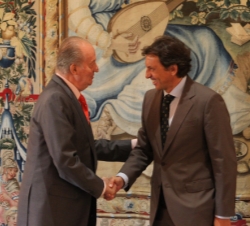 Audiencia a D. Mateo Isern Estela, Alcalde de Palma de Mallorca. Su Majestad el Rey recibe el saludo del alcalde de Palma de Mallorca, Mateo Isern Est